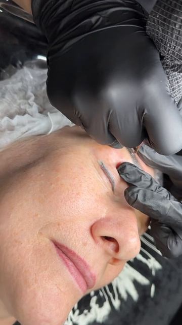 Перманентный макияж бровей