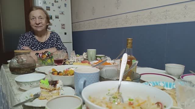 ОСЕННИЕ ХЛОПОТЫ В ДЕРЕВНЕ/ОТМЕЧАЕМ ЮБИЛЕЙ 70 ЛЕТ/ОБРЕЗАЮ РОЗЫ/ смотреть онлайн