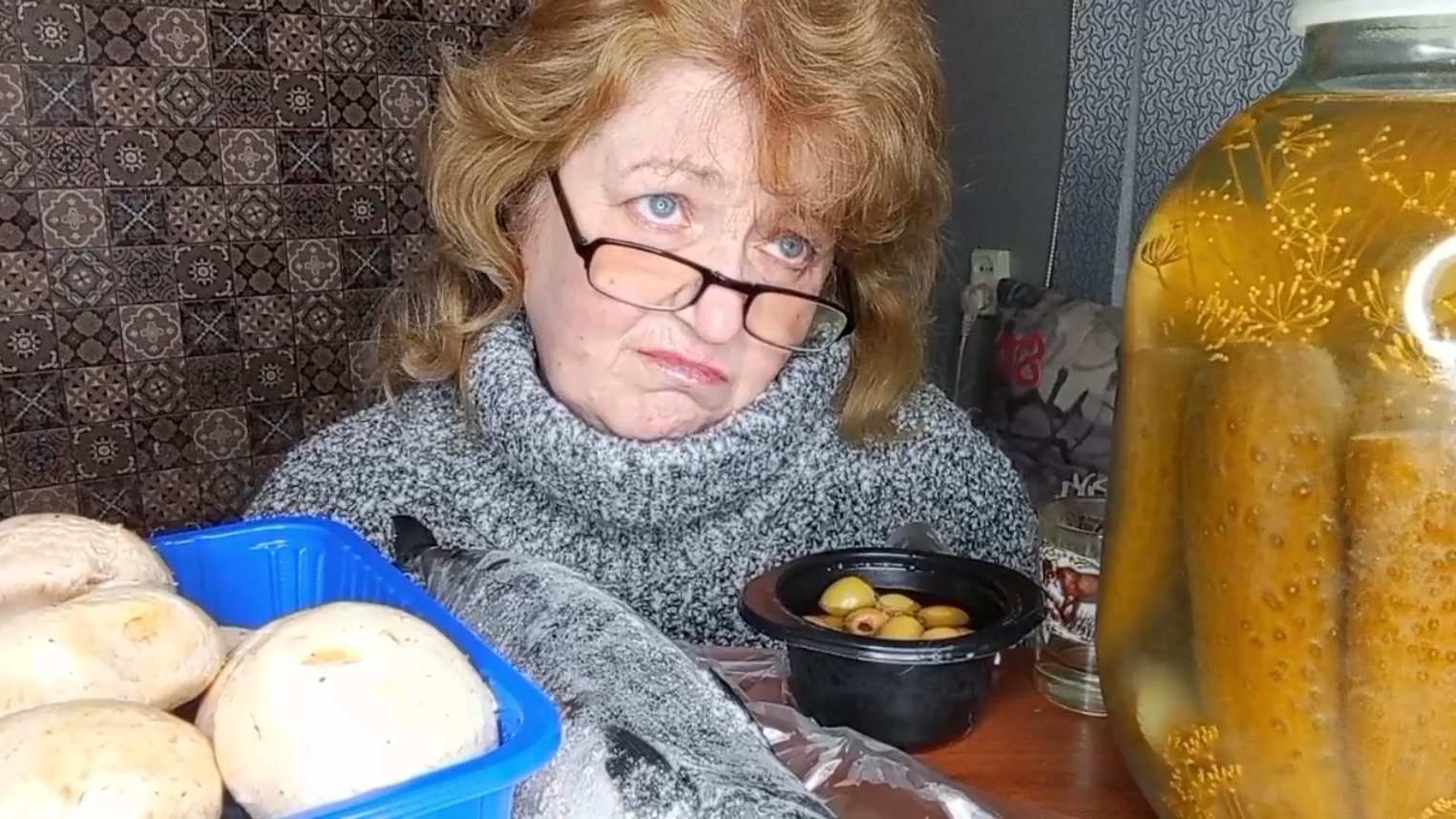 "УМЯЛА СТРИПСЫ,САЛАТИК ВИТАМИННЫЙ С ФЕТАКСОЙ И МАКАРОШКИ С ГОРОШКОМ" МУКБАНГ/ЕДАНАКАМЕРУ/ смотреть онлайн