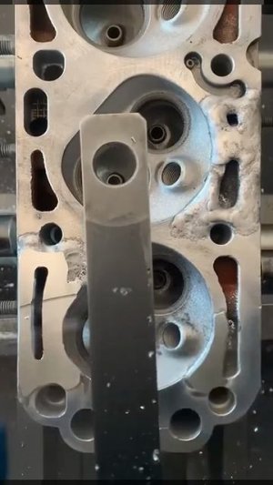 Процесс фрезеровки головки блока цилиндров.