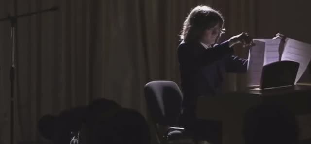 Когда еще не начал играть, а уже устроил шоу