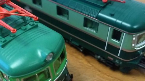 PIKO #21022 электровоз E699.1 CSD - брат близнец ЧС2