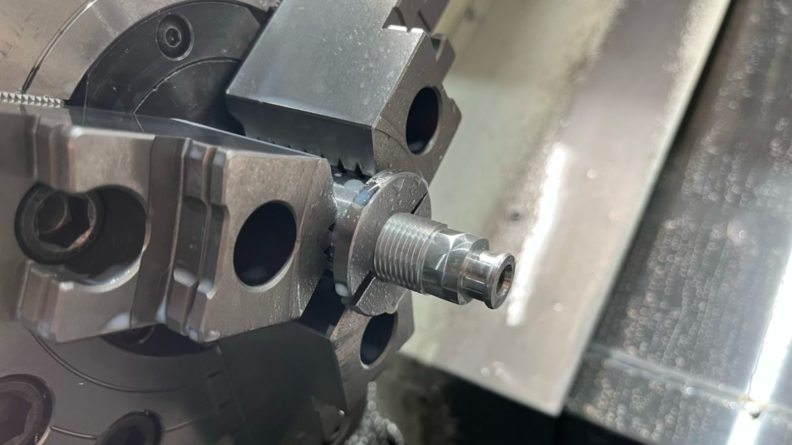 Корпус датчика из Д16. Фрезеровка S17, сверление. смотреть онлайн