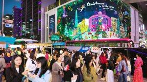 엄청난 외국인 인파 몰린 명동! 크리스마스 미디어 아트까지 등장, K-POP의 가장 안전한 세계적인 명소로 거듭납니다. 서울여행워커.