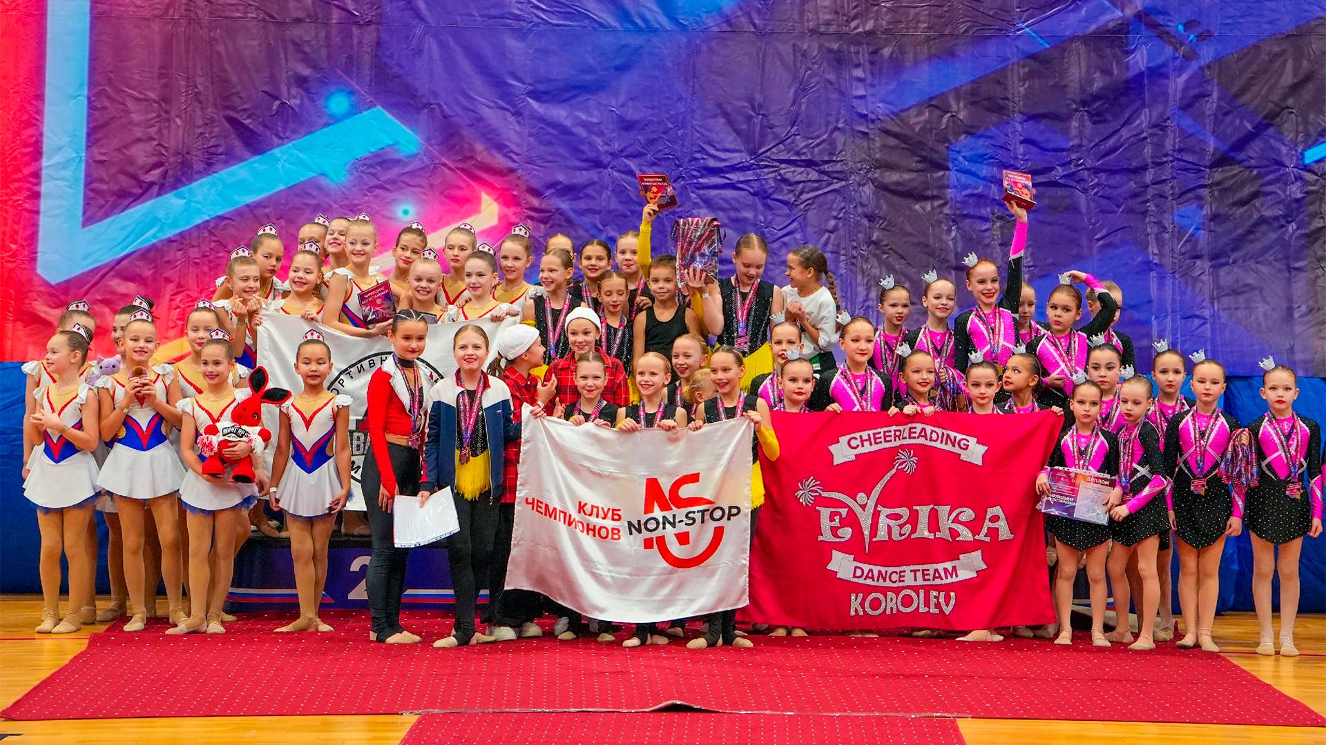 В Дубне прошли соревнования по чир-спорту «Чирлидинг без остановки» смотреть онлайн
