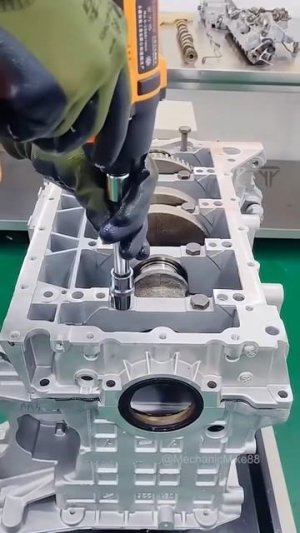 Заводская сборка автомобильного двигателя.