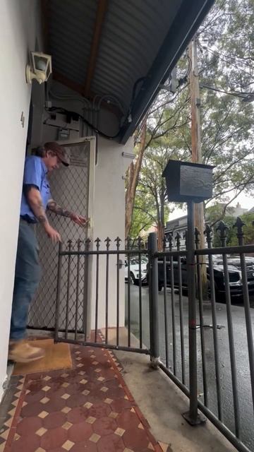 Мужчина открывает калитку не может закрыть дверь перелезает через забор