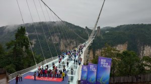 5. Китайский Стеклянный мост через Гранд каньон Пещера Желтого дракона Чжанцзяцзе октябрь 2025