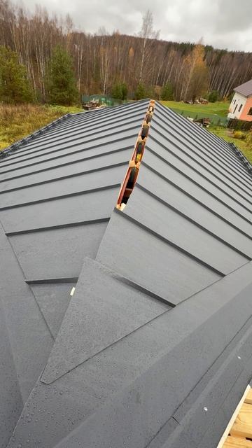 Процесс монтажа кликфальца во Владимирской области. #стройка #дом #кровля #кликфальц