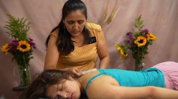 Masaje ASMR de cuerpo completo con Doña Esperanza susurros, relajación, cosquillas y hormigueo