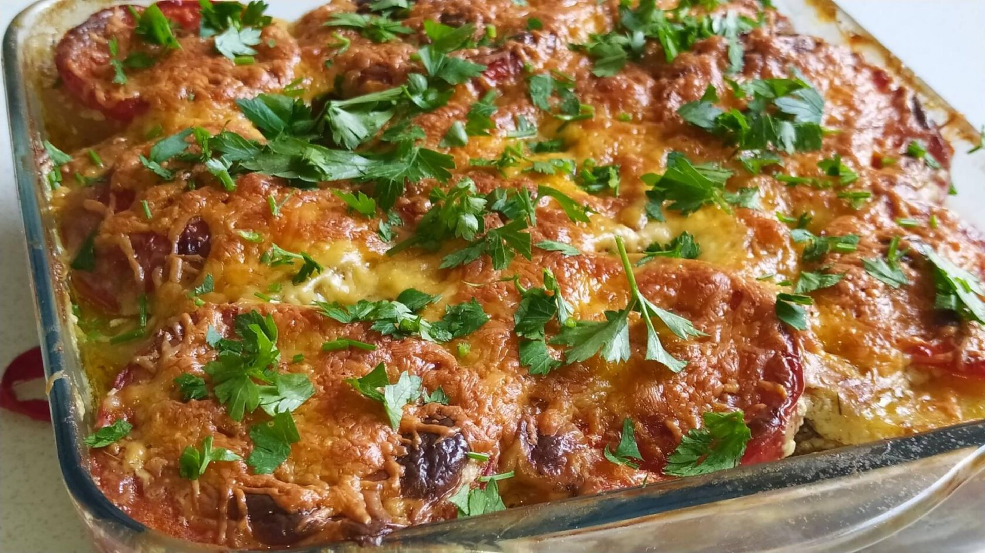 Пангасиус запеченный с овощами в духовке.