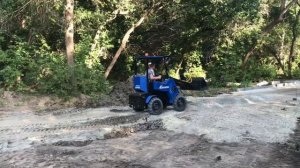 Выравнивание тропинок в городском парке. Мини-погрузчик "Барнаулец"