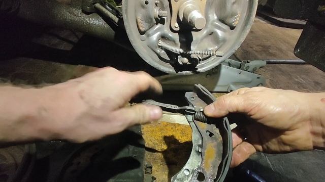 Замена задних тормозных колодок Рено Логан 2