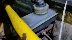 не торопись доливать тормозную жидкость в бачок ушла тормозная жидкость немного проверь колодки