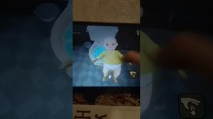 играем малыша в жжёлтом
