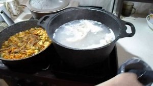 Простой рассольник с перловкой и солеными огурцами