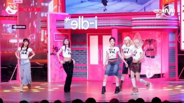 idle "girlfriend" dance mirrored