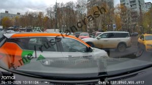 Женщина за рулем каршеринга запуталась в педалях