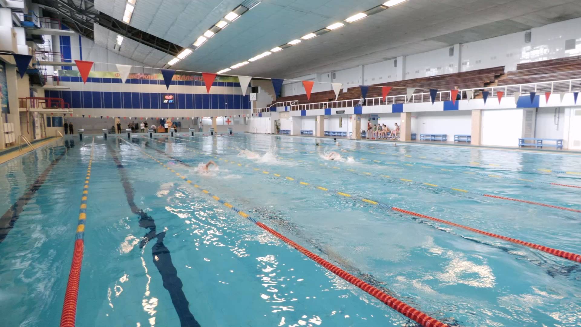 Первый синхрон юных корреспондентов, или как серовские студенты меряются силами в бассейне смотреть онлайн