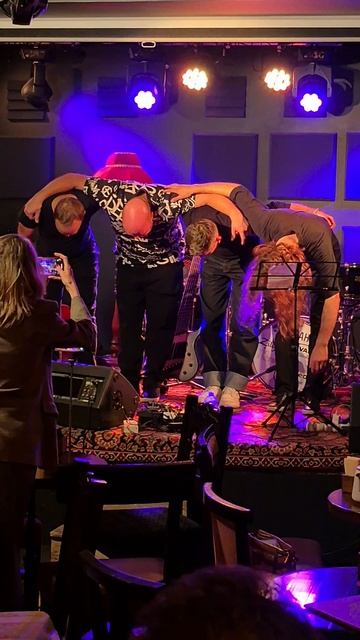 Поклон Артистов в финале концерта - давняя традиция. С огромным удовольствием отыграли концерт смотреть онлайн