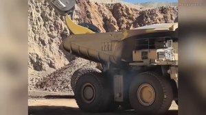 Канатный экскаватор P&H 4100XPC загружает Komatsu 930E.