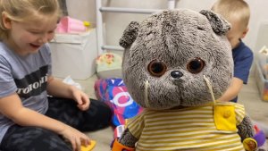 БАСИК помогает Маргарите и Вовке распаковывать игрушки / Семейка Басиков и Мисс Фаина