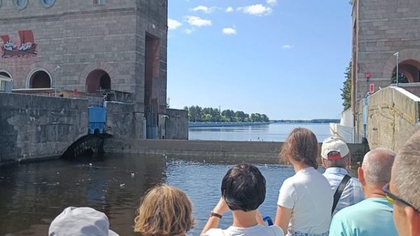 Шлюз открывается