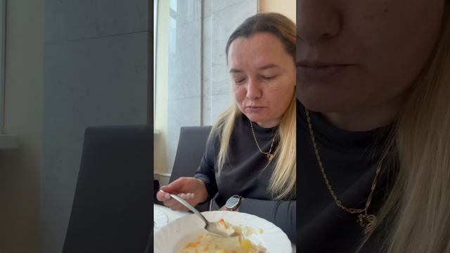 Куриный суп с клецками, салат с ананасом. Мукбанг. Обед 22.10.2025 смотреть онлайн