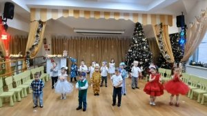 Танец новогодний во второй младшей группе - малыши карандаши