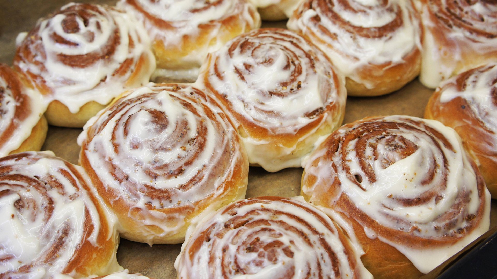 ВОЗДУШНЫЕ БУЛОЧКИ СИННАБОНЫ РЕЦЕПТ | БУЛОЧКИ С КОРИЦЕЙ И КРЕМОМ РЕЦЕПТ смотреть онлайн