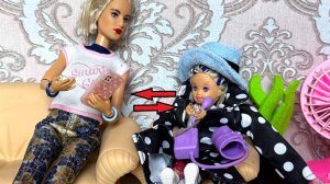 КАТЯ ПОМЕНЯЛАСЬ ТЕЛАМИ С БАБУШКОЙ🤣🤣 Веселая семейка куклы Барби ЛОЛ смешные истории ДАРИНЕЛКАТВ