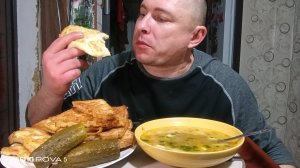 мукбанг/обжорыч/вкусняшки/суп с капустой с гренками/