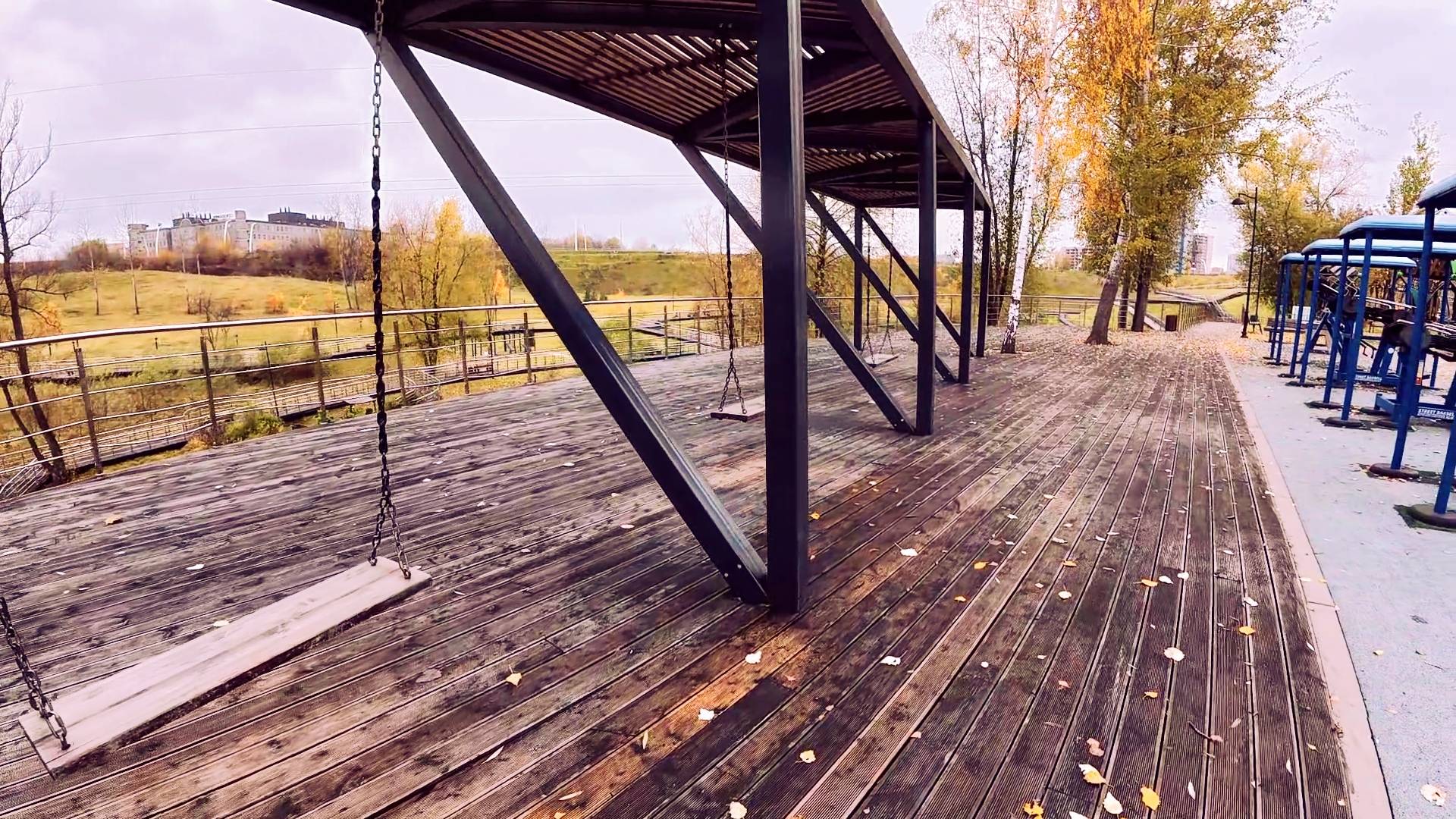 Покачалась на качелях, как в детстве! Парк долины реки Чертановки. Москва. Часть 15. смотреть онлайн