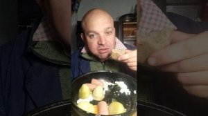 Мукбанг яичница с сосисками и картошкой/утренний завтрак на даче/обжор