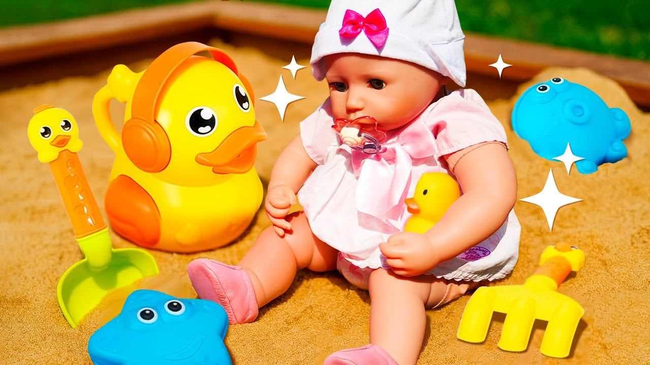 🐥👶 Пупс Анабель в песочнице! Играем с уточкой и лепим фигурки из песка!