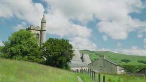 Прекрасная летняя прогулка по Йоркширским долинам с расслабляющим видом на сельскую местность Велико