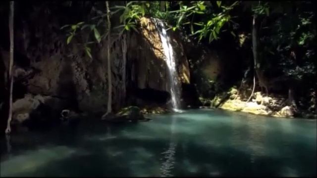 Водопады на озере.