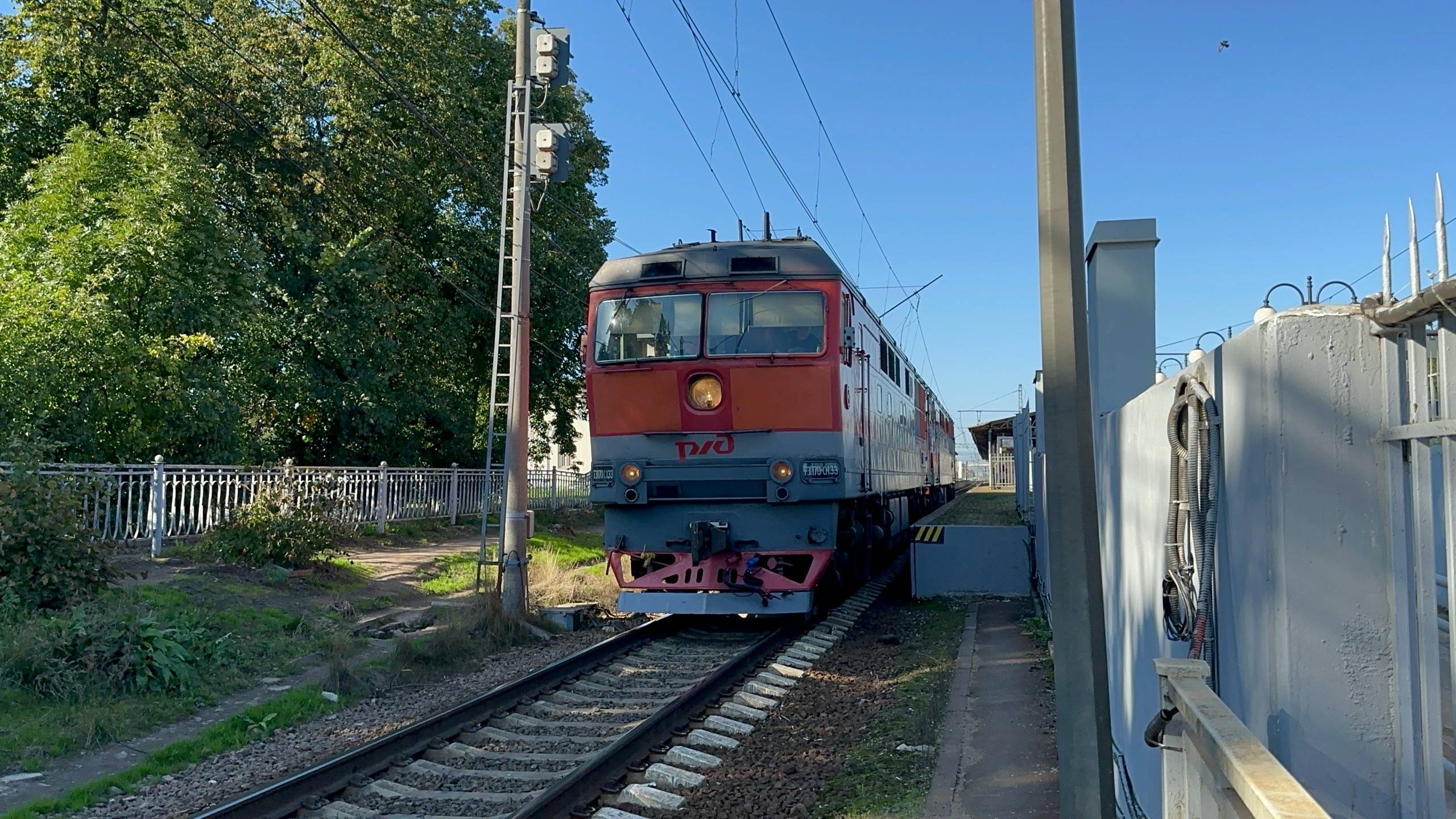 «Контраст!» Тепловозы «Тапок» ТЭП70-0133/0084 на ст.Царское Село, сентябрь 2025 года смотреть онлайн