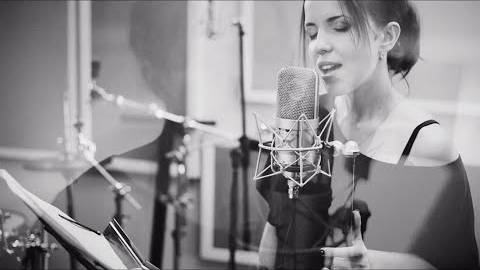 Босиком по солнцу-А по темным улицам гуляет дождь смотреть онлайн