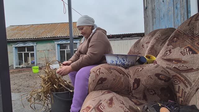 сегодня у меня сепаратор работает/вытащила сало из рассола/Олег моет котелки смотреть онлайн