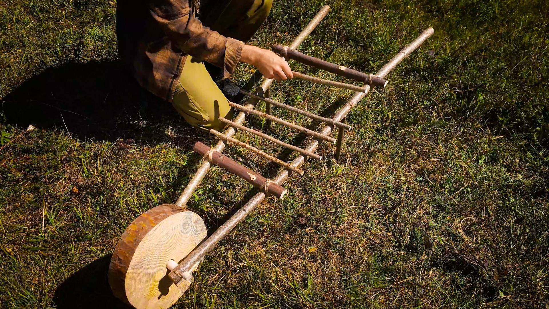 Сделал КЛАССНУЮ вещь полностью из дерева в лесу! смотреть онлайн