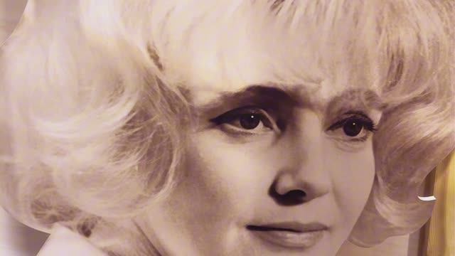 Обзор выставки «Королева, виват!» смотреть онлайн