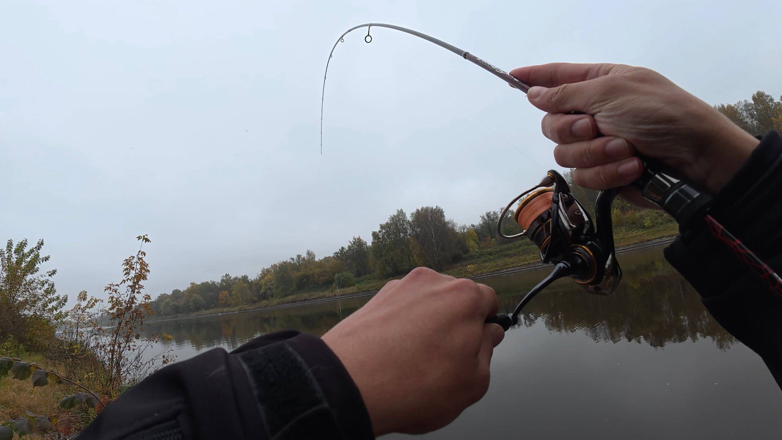 ОСЕННЯЯ РЫБАЛКА НА СПИННИНГ. ОКУНЬ НА МИКРОДЖИГ. БЕШЕННЫЙ КЛЕВ. КАНАЛ ИМЕНИ МОСКВЫ. 4К смотреть онлайн