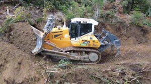 Liebherr 746 прокладывает дорогу в горах. Часть 1.