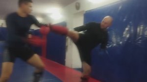 УДАРЫ РУКАМИ И НОГАМИ В СОЧЕТАНИИ С БРОСКАМИ ЗАХВАТОМ ЗА НОГИ. ТРЕНИРОВКА. РБМ. САРАТОВ 2025