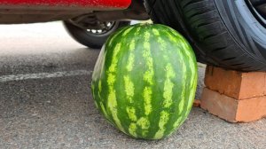 Машина давит предметы колесом! Эксперименты с колесом! Давим арбуз 🍉 Залипалка ASMR