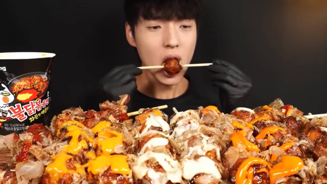 🔥🍲 Мукбанг и Mukbang : ПАРЕНЬ и ЯПОНСКО-КОРЕЙСКИЙ МИКС! 🐙 Такояки + острая лапша Бульдак