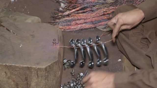 Процесс изготовления стальной дверной ручки. Массовый процесс производства смотреть онлайн