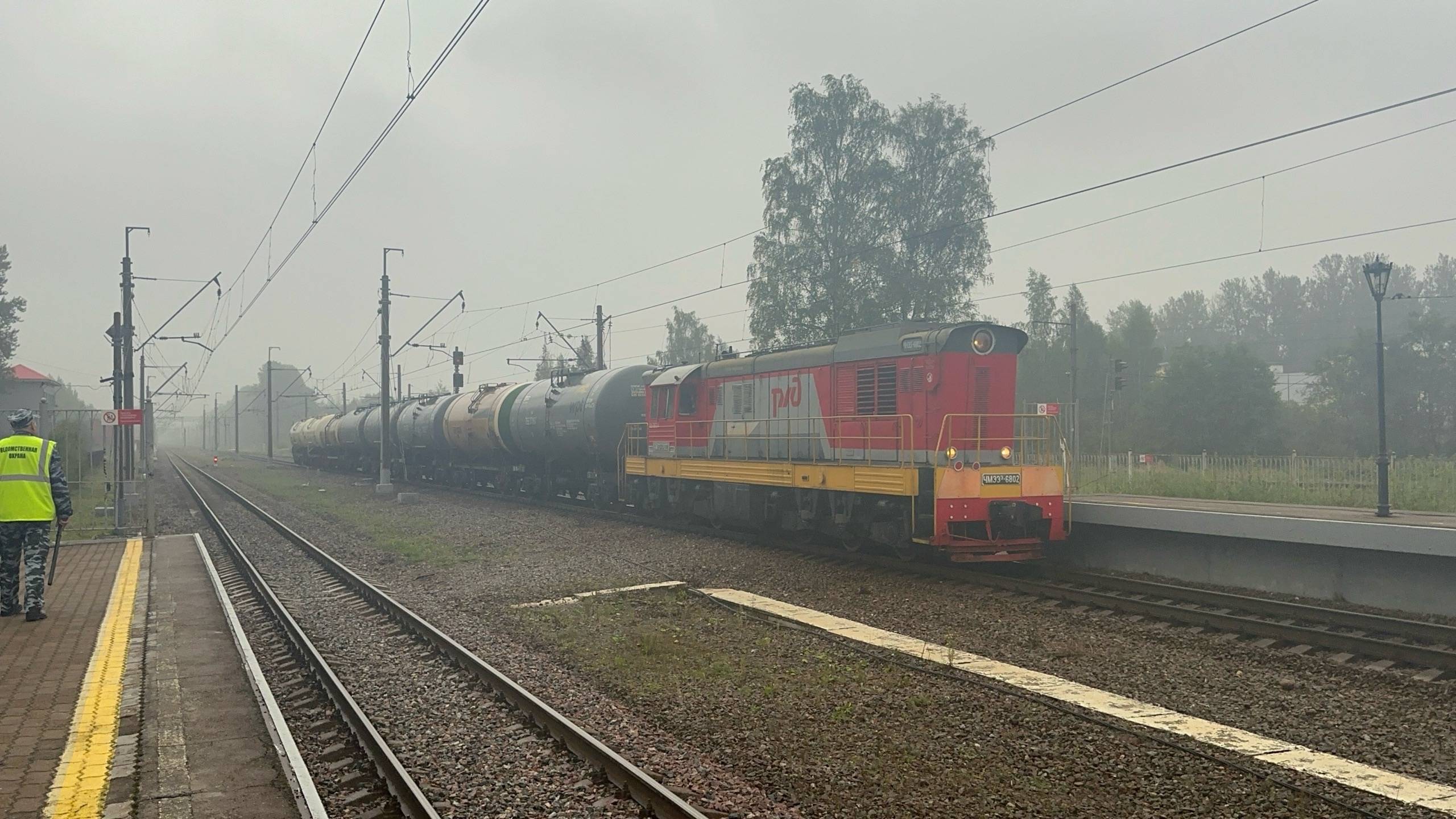 «Вывоз!» Тепловоз «Чмуха» ЧМЭ3Э-6802 с цистернами на ст.Новый Петергоф, август 2025 года смотреть онлайн