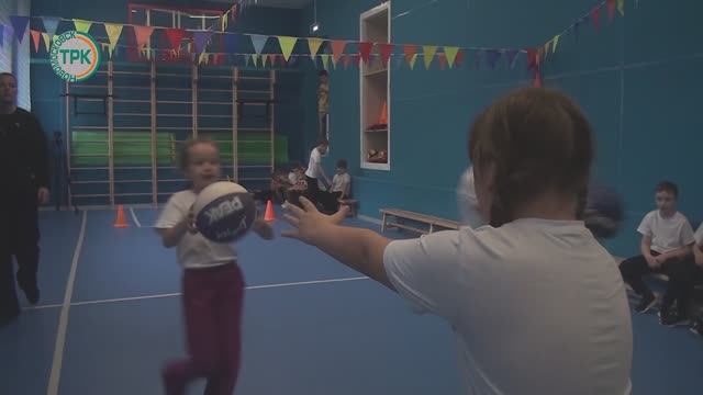 В спортивном зале 18 школы прошли веселые старты смотреть онлайн